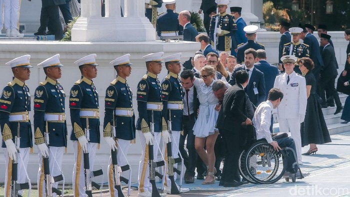 Kedatangan Presiden Prancis Emmanuel Macron disambut upacara kenegaraan di Istana Merdeka Jakarta, Rabu (28/5/2025). Saat upacara tersebut, ada delegasi asal Prancis yang tiba-tiba terjatuh.