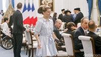 Ia tampak hadir di deretan delegasi Prancis yang mendampingi Macron saat pertemuan bilateral dengan pemerintahan RI.