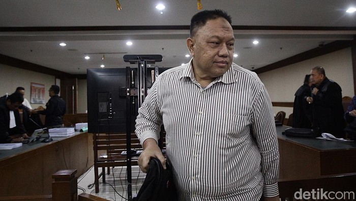 Terdakwa kasus dugaan korupsi kredit fiktif Bank BRI, Pembantu Letnan Dua (Pelda) (Purn) Dwi Singgih Hartono mengikuti sidang pembacaan tuntutan kasus korupsi di Pengadilan Tipikor, Jakarta Pusat, Rabu (28/5/2025).