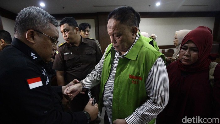 Sidang Korupsi Kredit Fiktif, Purnawirawan TNI Dwi Singgih Dituntut 14 Tahun Bui Terdakwa kasus dugaan korupsi kredit fiktif Bank BRI, Pembantu Letnan Dua (Pelda) (Purn) Dwi Singgih Hartono mengikuti sidang pembacaan tuntutan kasus korupsi di Pengadilan Tipikor, Jakarta Pusat, Rabu (28/5/2025).