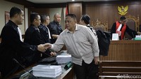 Terdakwa kasus dugaan korupsi kredit fiktif Bank BRI, Pembantu Letnan Dua (Pelda) (Purn) Dwi Singgih Hartono usai mengikuti sidang pembacaan tuntutan kasus korupsi di Pengadilan Tipikor, Jakarta Pusat, Rabu (28/5/2025).