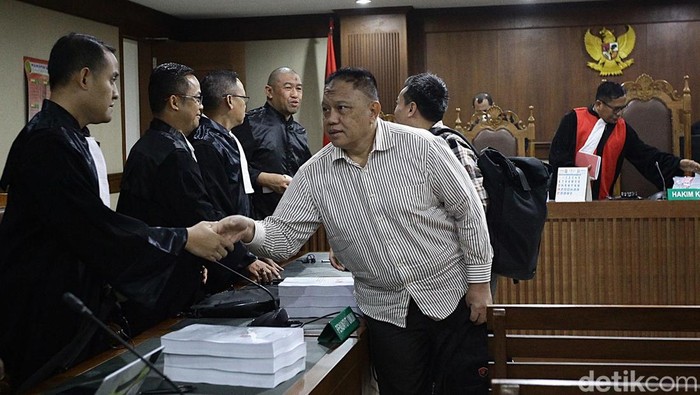 Terdakwa kasus dugaan korupsi kredit fiktif Bank BRI, Pembantu Letnan Dua (Pelda) (Purn) Dwi Singgih Hartono mengikuti sidang pembacaan tuntutan kasus korupsi di Pengadilan Tipikor, Jakarta Pusat, Rabu (28/5/2025).