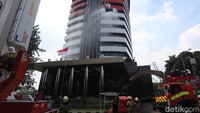 Gedung Merah Putih KPK sebagai pusat kegiatan anti-korupsi nasional memiliki sistem pengamanan dan penanggulangan bencana yang ketat. Simulasi penanggulangan kebakaran ini dilakukan secara berkala sebagai bagian dari upaya mitigasi risiko bencana serta meningkatkan koordinasi dan kecepatan respons dalam situasi darurat.