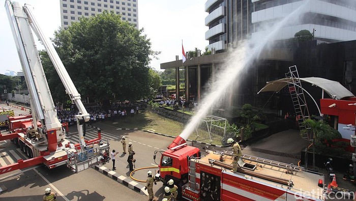 Sejumlah petugas Damkar DKI Jakarta melakukan simulasi pemadaman kebakaran di Gedung Merah Putih KPK, Jakarta, Rabu (28/5/2025). Simulasi tersebut bertujuan untuk melatih kesiapsiagaan dalam penanggulangan kebakaran yang terjadi di gedung perkantoran, termasuk Gedung Merah Putih KPK