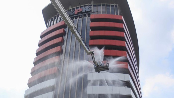 Sejumlah petugas Damkar DKI Jakarta melakukan simulasi pemadaman kebakaran di Gedung Merah Putih KPK, Jakarta, Rabu (28/5/2025). Simulasi tersebut bertujuan untuk melatih kesiapsiagaan dalam penanggulangan kebakaran yang terjadi di gedung perkantoran, termasuk Gedung Merah Putih KPK. ANTARA FOTO/Reno Esnir