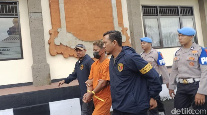 Sopir truk ekspedisi berinisial H digiring polisi saat konferensi pers di Mapolres Bangli, Rabu (28/5/2025). H ditangkap terkait kasus pencurian motor di wilayah Bangli. (Foto: Ni Komang Ayu Leona W/detikBali)