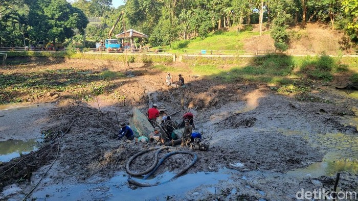 Suasana evakuasi satu unit ekskavator yang terjebak di danau buatan atau area 2 Kebun Buah Mangunan, Mangunan, Kapanewon Dlingo, Bantul, Rabu (28/5/2025).