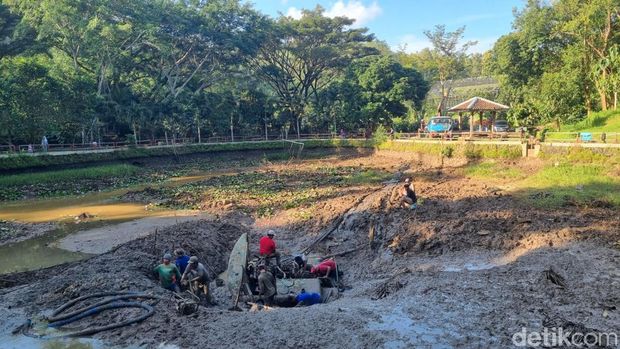 Suasana evakuasi satu unit ekskavator yang terjebak di danau buatan atau area 2 Kebun Buah Mangunan, Mangunan, Kapanewon Dlingo, Bantul, Rabu (28/5/2025).
