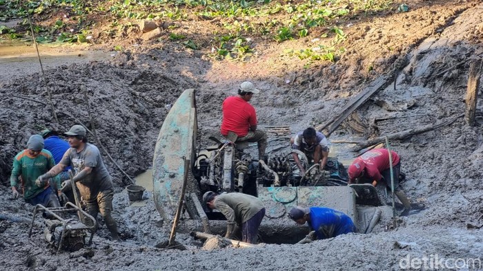 Suasana evakuasi satu unit ekskavator yang terjebak di danau buatan atau area 2 Kebun Buah Mangunan, Mangunan, Kapanewon Dlingo, Bantul, Rabu (28/5/2025).
