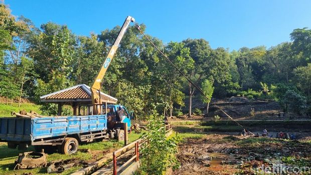Suasana evakuasi satu unit ekskavator yang terjebak di danau buatan atau area 2 Kebun Buah Mangunan, Mangunan, Kapanewon Dlingo, Bantul, Rabu (28/5/2025).
