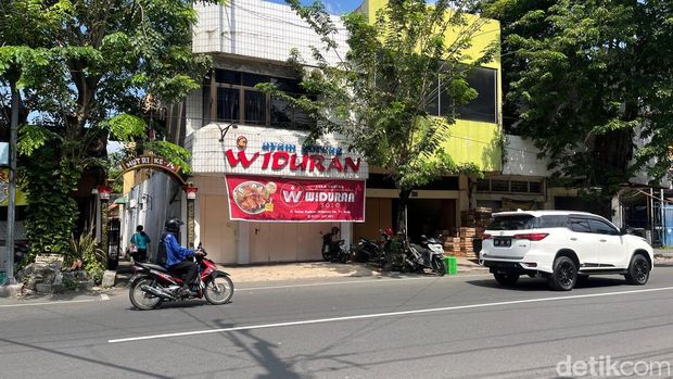 Suasana terkini rumah makan Ayam Goreng Widuran yang ditutup gegara polemik menu nonhalal, Rabu (28/5/2025).