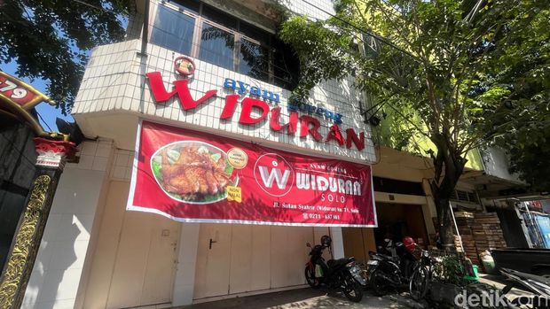 Suasana terkini rumah makan Ayam Goreng Widuran yang ditutup gegara polemik menu nonhalal, Rabu (28/5/2025).