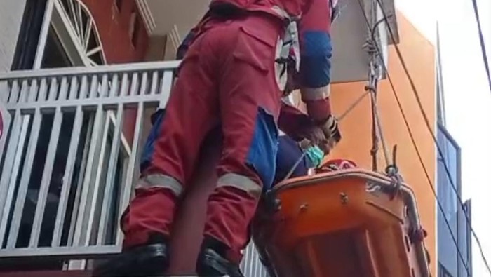 Sudin Gulkarmat Jakarta Utara memberi pertolongan kepada warga yang sakit dari lantai dua rumahnya di Koja. Warga itu diturunkan menggunakan Scoop Stretcher. (dok. ist)