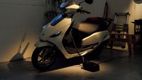 Dari sisi desain, Suzuki e-Access memiliki desain serba tajam dan ramping ala skuter modern. Motor ini juga sudah dilengkapi lampu-lampu full LED disertai DRL LED.  Foto: Dok. Suzuki