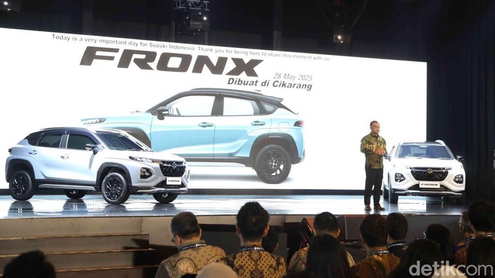 Setelah dinanti-nantikan cukup lama, Suzuki Fronx akhirnya benar-benar meluncur di Indonesia. Kendaraan yang diprediksi akan laris manis tersebut dibanderol mulai dari Rp 250 jutaan!
