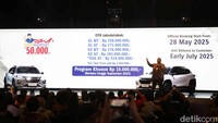 Suzuki Fronx hadir dalam tiga varian berbeda, yakni GL seharga Rp 259 juta (MT) dan Rp 271 juta (AT), GX seharga Rp 276 juta (MT) dan Rp 293,3 juta (AT), serta SGX seharga Rp 319,9 juta (AT). Namun, khusus untuk pemesanan sebelum September, ada potongan Rp 10 juta.