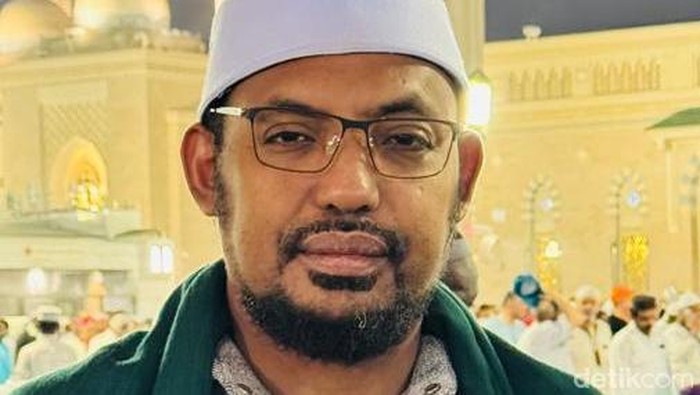 Pembimbing haji Aida Tourindo Wisata, Syekh Fikri Thoriq di Raudhah, Masjid Nabawi, Madinah, Rabu (28/5/2025).