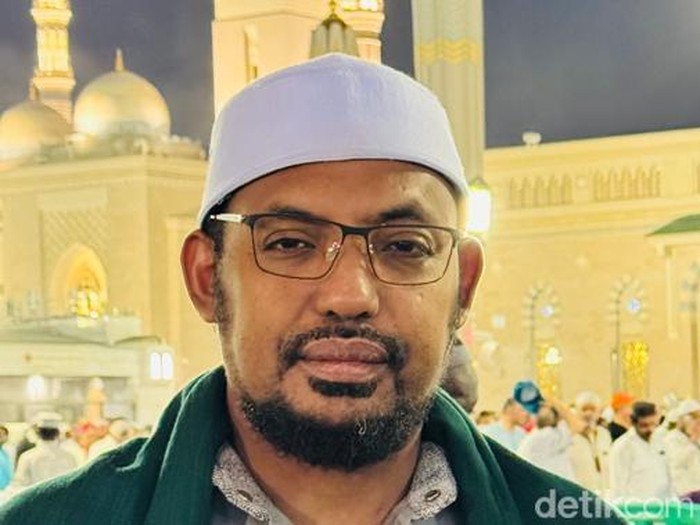 Pembimbing haji Aida Tourindo Wisata, Syekh Fikri Thoriq di Raudhah, Masjid Nabawi, Madinah, Rabu (28/5/2025).