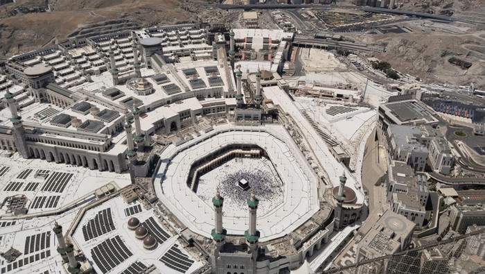 Tampak jemaah haji melakukan tawaf di Masjidil Haram.