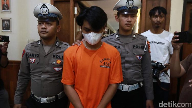 Foto Christiano Sopir BMW Tabrak Argo Mahasiswa UGM Berbaju Tahanan-Diborgol