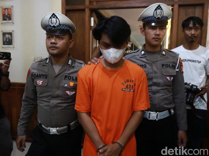 Tampang Christiano Pengarapenta Pengidahen Tarigan (21) mahasiswa FEB UGM pengemudi mobil BMW, pelaku yang menabrak Argo Ericko Achfandi (19) hingga tewas dihadirkan saat rilis di Polresta Sleman, Rabu (28/5/2025)