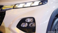 Dari sektor interior, Suzuki merancang interior Fronx dengan konsep kabin yang luas dan nyaman. Interior Suzuki Fronx menggabungkan warna hitam dan bordeaux atau merah anggur. Joknya mengombinasikan material kulit dan fabric.