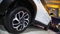 Suzuki Fronx hadir dengan dimensi yang compact. Panjangnya di 3.995 mm, lebar 1.765 mm, dan tinggi 1.550 mm dengan wheelbase 2.520 mm. Dengan dimensi yang compact, Suzuki Fronx punya radius putar 4,8 meter, lebih kecil daripada kompetitornya sehingga mudah untuk bermanuver.
