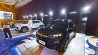 Setirnya sudah bisa diatur tilt dan telescopic. Untuk tipe tertinggi sudah ada fitur adaptive cruise control, sementara tipe tengah GX dibekali cruise control tanpa adaptive. Suzuki juga menyematkan paddle shift di balik setirnya.
