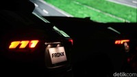 Bicara jantung pacunya, Suzuki menawarkan dua pilihan mesin. Khusus untuk tipe terendah GL, Suzuki Fronx menggunakan mesin berkode K15B 1.500 cc dengan pilihan transmisi manual 5 percepatan dan transmisi otomatis 4 percepatan. Sedangkan untuk tipe GX dan SGX hadir dengan mesin K15C 1.500 cc mild hybrid dengan pilihan transmisi otomatis 6 percepatan (6AT).