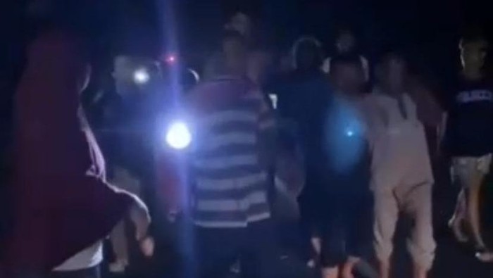 Tangkapan layar tukang ojek di Maluku Tengah dipukul warga karena dikira pelaku pencurian HP.
