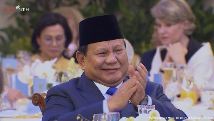 Macron saat bicara pepatah terkenal dalam bahasa Indonesia saat memberikan sambutannya. Ucapan Macron disambut tawa Prabowo.