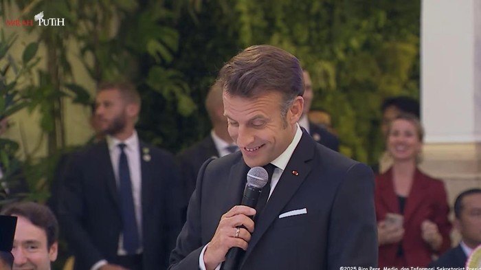 Macron saat bicara pepatah terkenal dalam bahasa Indonesia saat memberikan sambutannya. Ucapan Macron disambut tawa Prabowo.