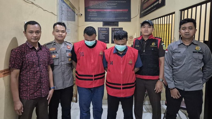 Tersangka Baru kasus korupsi di DKK Karanganyar, DN dan SW, saat ditahan di Rutan Polres Karanganyar, Selasa (27/5/2025).