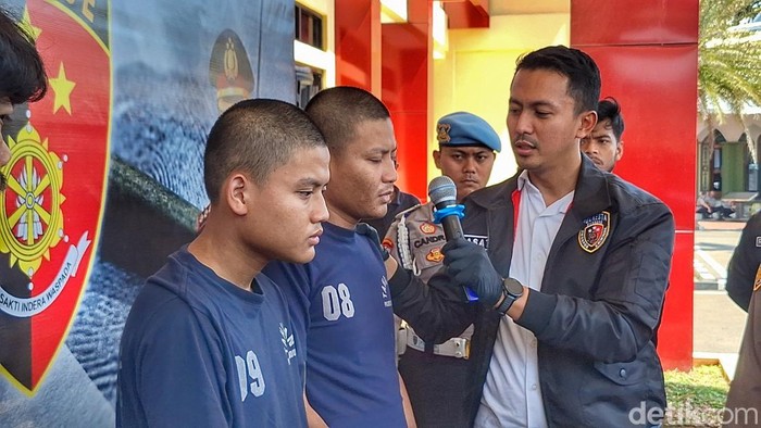 Tersangka penusukan, TB (25) dan AM (18), di Mapolresta Bandung, Soreang, Rabu (28/5/2025).