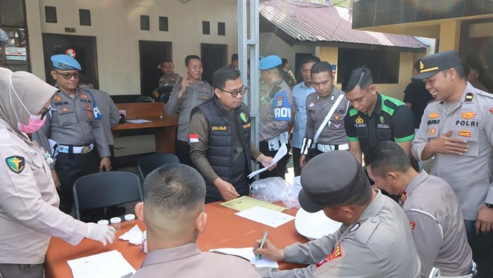 Tes urine personel Polres Hulu Sungai Tengah.