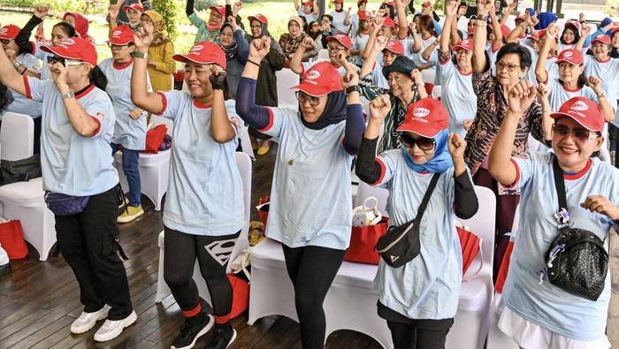 Warga lanjut usia (lansia) menari tari keroncong nusantara pada kegiatan Restoractive Fest 2025 Bakti Sepanjang Usia di Teater Wahyu Sihombing, Taman Ismail Marzuki (TIM), Jakarta Pusat, Rabu (28/5/2025). Kegiatan seni, olahraga, dan pemeriksaan kesehatan gratis tersebut dalam rangka memperingati Hari Lanjut Usia Nasional (HLUN) 2025. ANTARA FOTO/ Fakhri Hermansyah