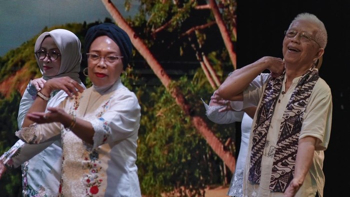 Warga lanjut usia (lansia) menari tari keroncong nusantara pada kegiatan Restoractive Fest 2025 Bakti Sepanjang Usia di Teater Wahyu Sihombing, Taman Ismail Marzuki (TIM), Jakarta Pusat, Rabu (28/5/2025). Kegiatan seni, olahraga, dan pemeriksaan kesehatan gratis tersebut dalam rangka memperingati Hari Lanjut Usia Nasional (HLUN) 2025. ANTARA FOTO/ Fakhri Hermansyah