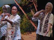 Lansia Jakarta Tampil Enerjik Lewat Tari Keroncong di TIM