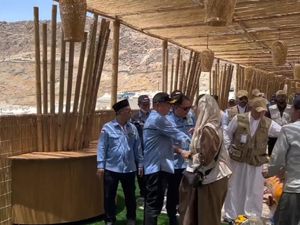 Karya Pria Cianjur Beri Suasana Khas Indonesia di Tenda Mabit Jemaah Haji