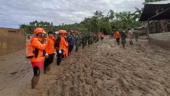 Tim SAR Gabungan melakukan pencarian korban hilang akibat banjir bandang di Desa Wombo, Kecamatan Tanantovea, Kabupaten Donggala.