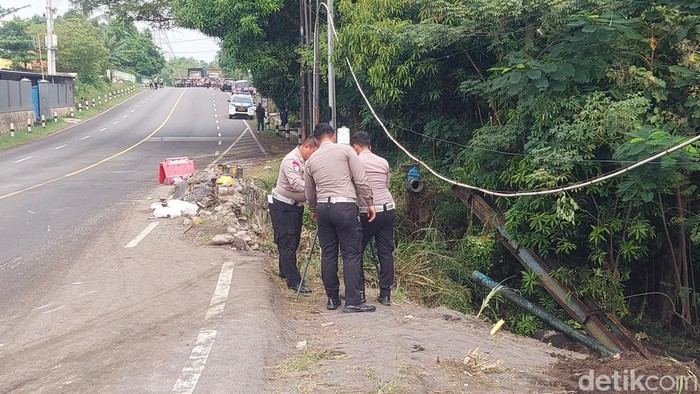 Tim TAA Ditlantas Polda Jatim melakukan olah TKP truk rem blong tabrak pikap dan motor tewaskan 4 orang di Probolinggo.