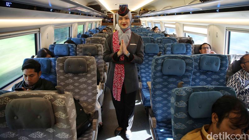 Train Attendant Kereta Cepat Whoosh