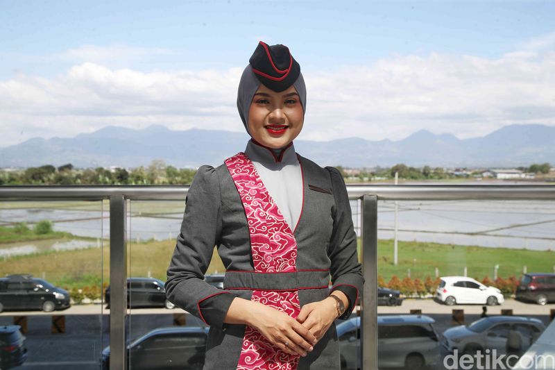 Train Attendant Kereta Cepat Whoosh