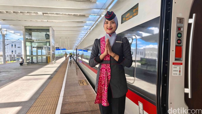 Train Attendant Kereta Cepat Whoosh