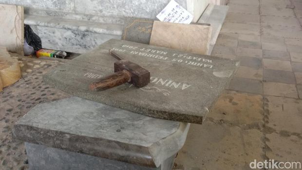 Ukiran tangan Hendi di atas batu nisan