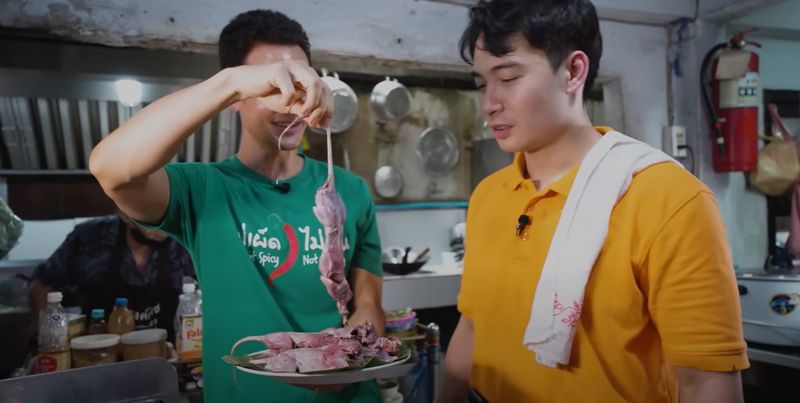 Uncle Roger Makan Daging Tikus di Thailand Bareng Mark Wiens