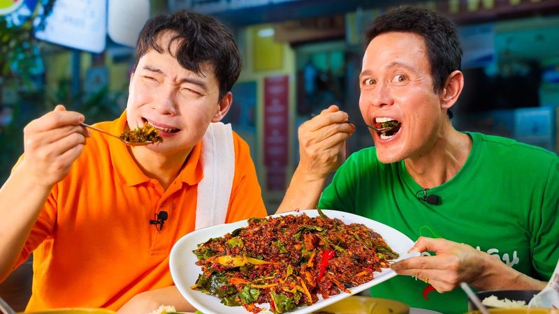 Uncle Roger Makan Daging Tikus di Thailand Bareng Mark Wiens