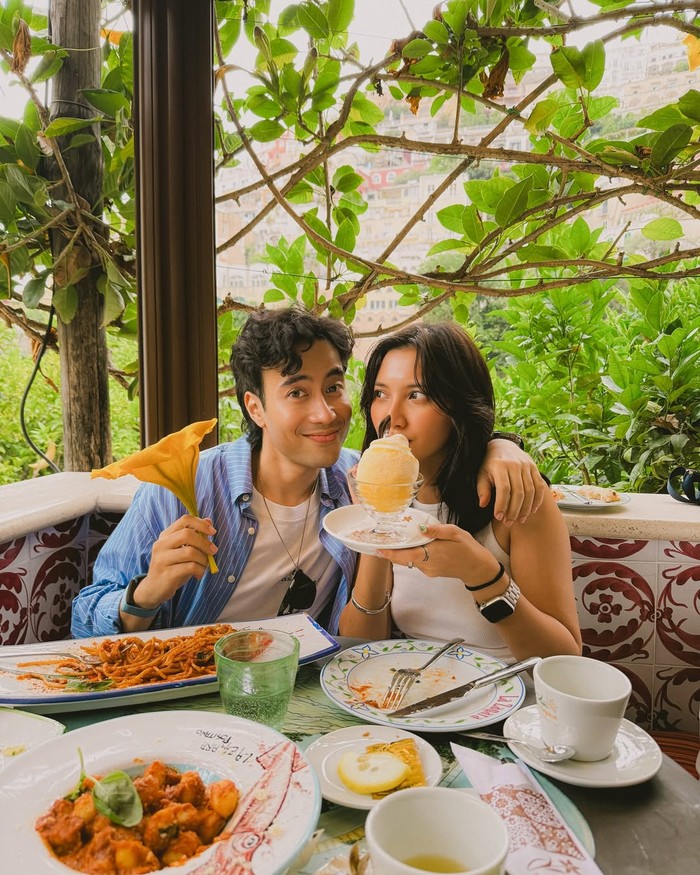 Vidi Aldiano Kulineran Bareng Sheila Dara di Luar Negeri