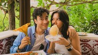 Momen lain liburan mereka di Italia juga terlihat di sebuah restoran. Vidi dan Sheila tampak menikmati spaghetti hingga gnocchi. Foto: Instagram @vidialdiano