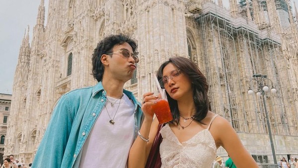 Seru! Vidi Aldiano Kulineran Bareng Sheila Dara di Luar Negeri